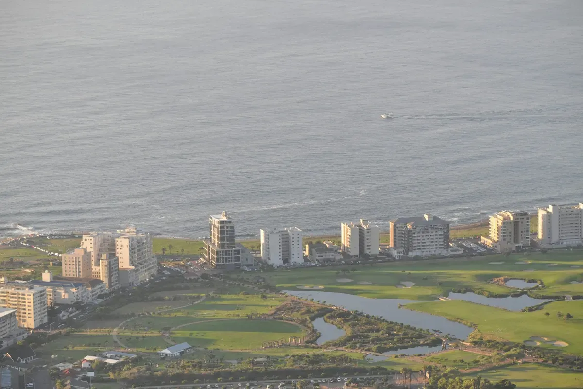 Il parco di Green Point e i palazzi sul mare visti dall'alto