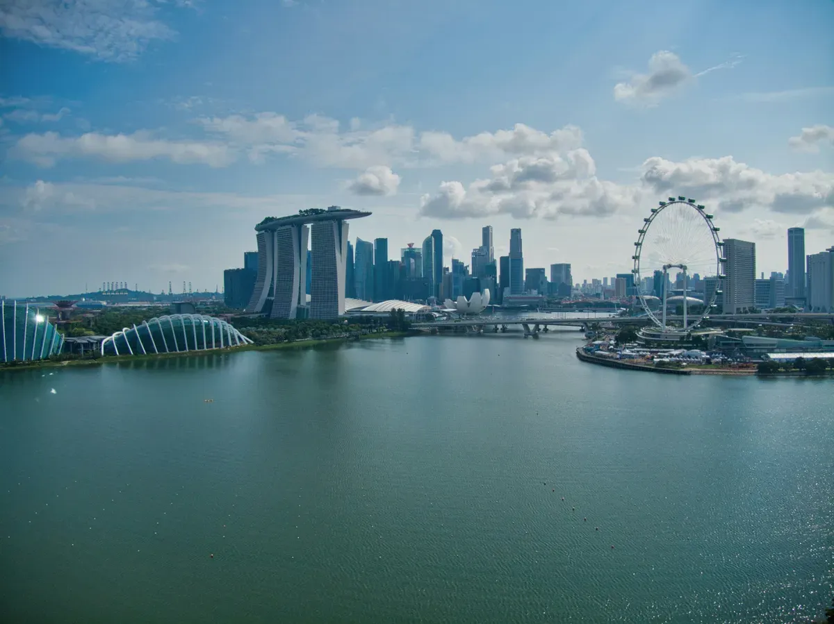 La Marina Bay di Singapore con Marina Bay Sands e i grattacieli del centro
