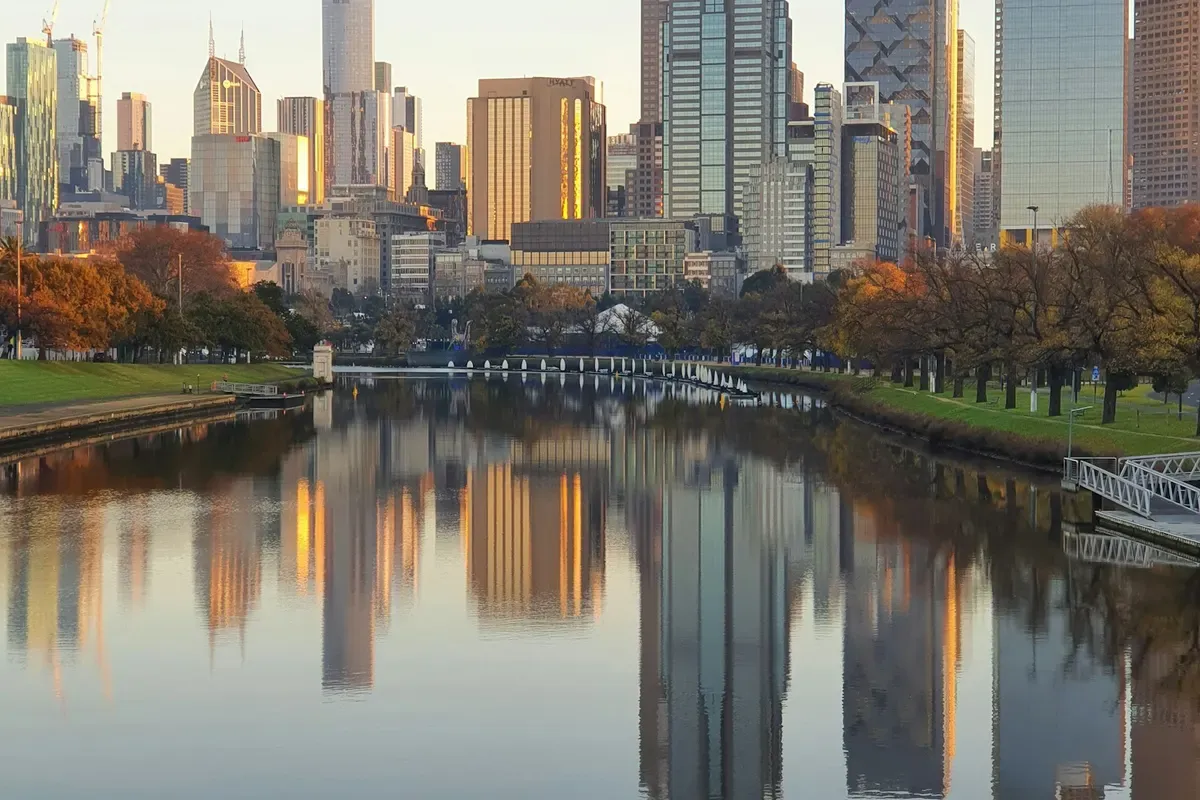 I grattacieli di Melbourne riflessi nello Yarra