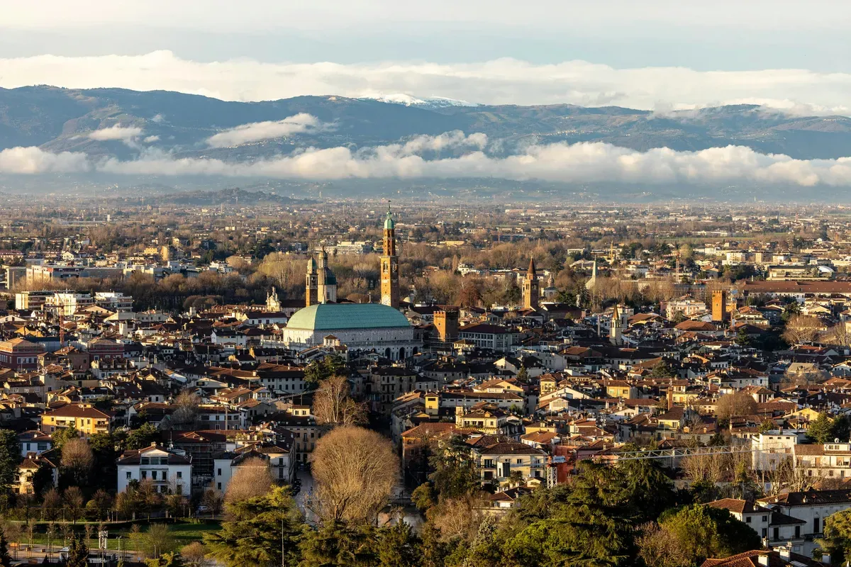 Vicenza vista dall'alto, con le colline e le montagne sullo sfondo