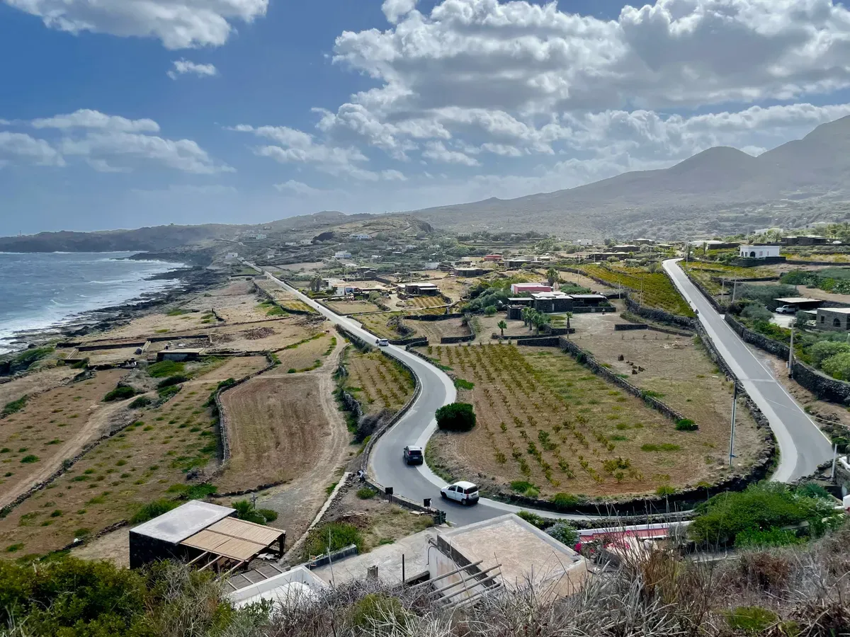 La strada che gira intorno a Pantelleria vista dall'alto, tra campi e muretti