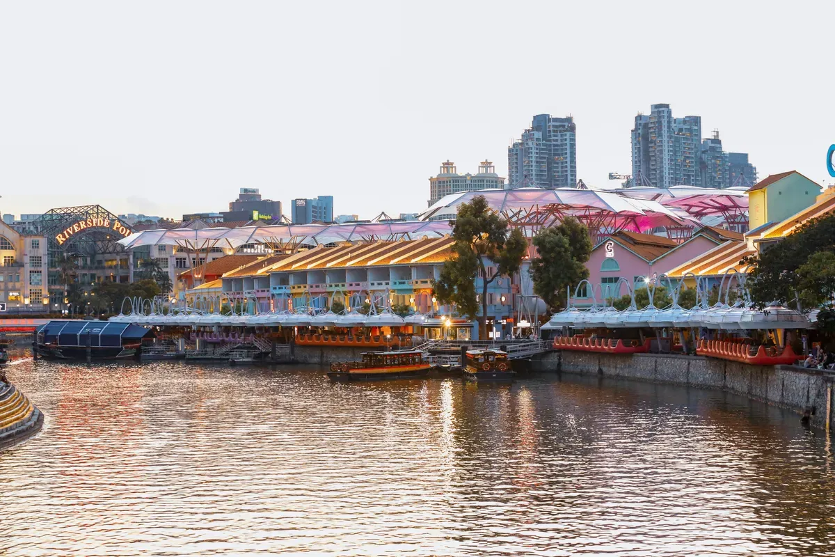 I magazzini colorati di Clarke Quay sul Singapore River