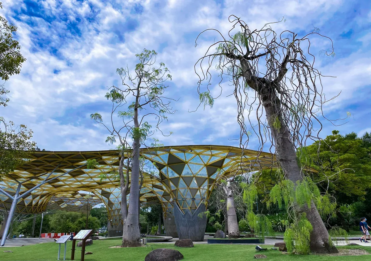 Una struttura in legno tra gli alberi dei giardini botanici Perdana