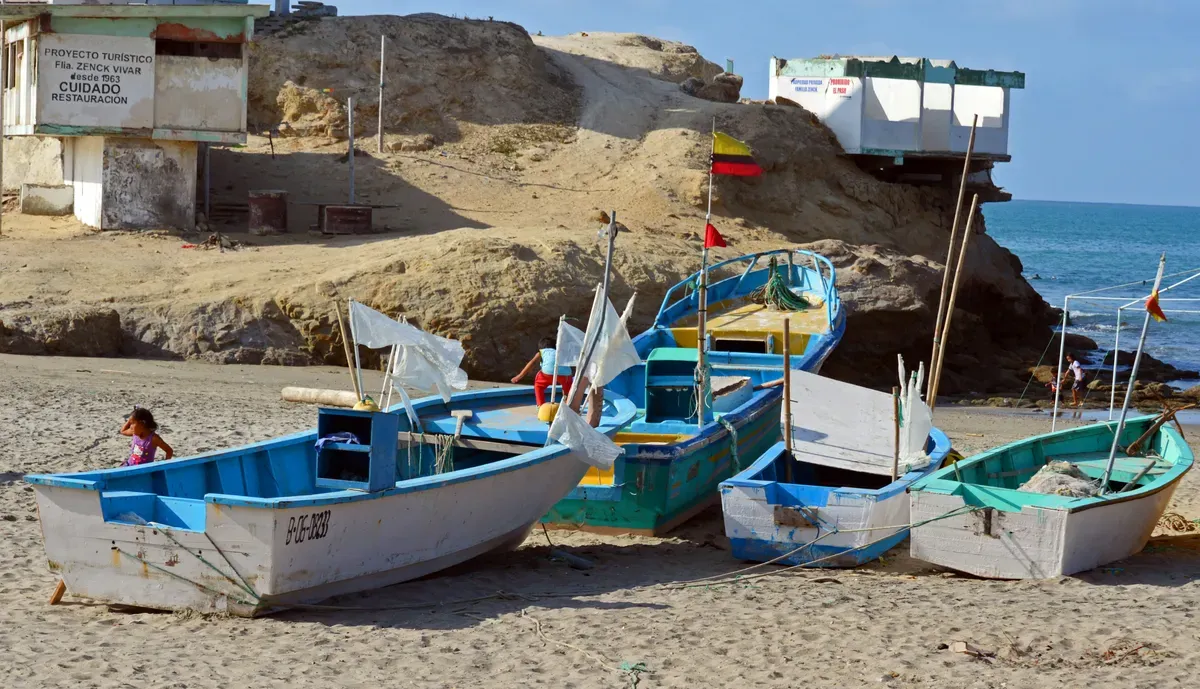 Barche dei pescatori tirate in secca sulla spiaggia