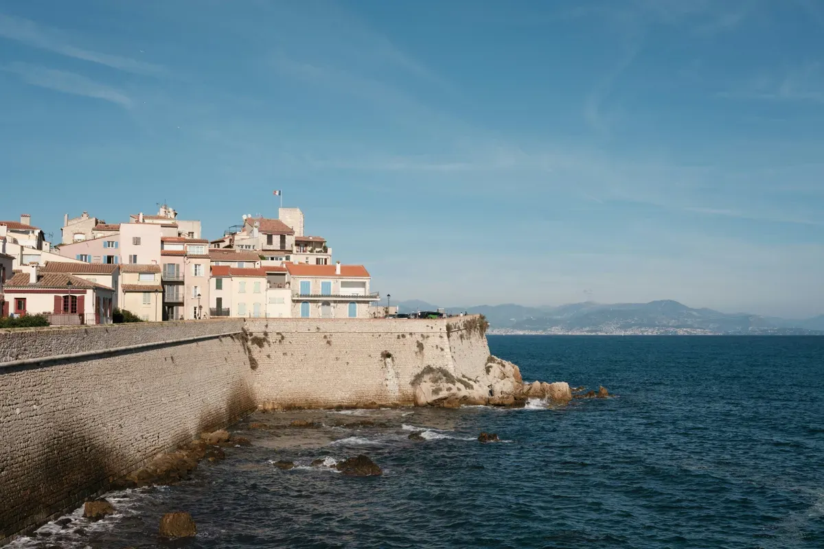 Il mare e la costa di Antibes visti dalla riva
