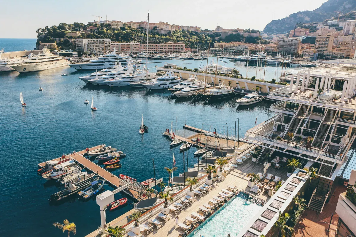 Il porto di Monte-Carlo con gli yacht, in primavera