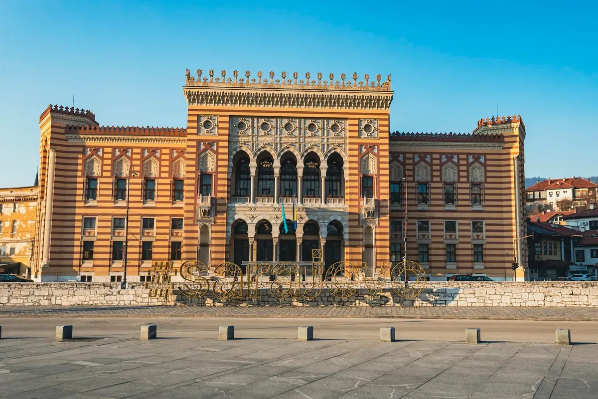La Vijećnica, il municipio di Sarajevo in stile neomoresco, sulla riva della Miljacka