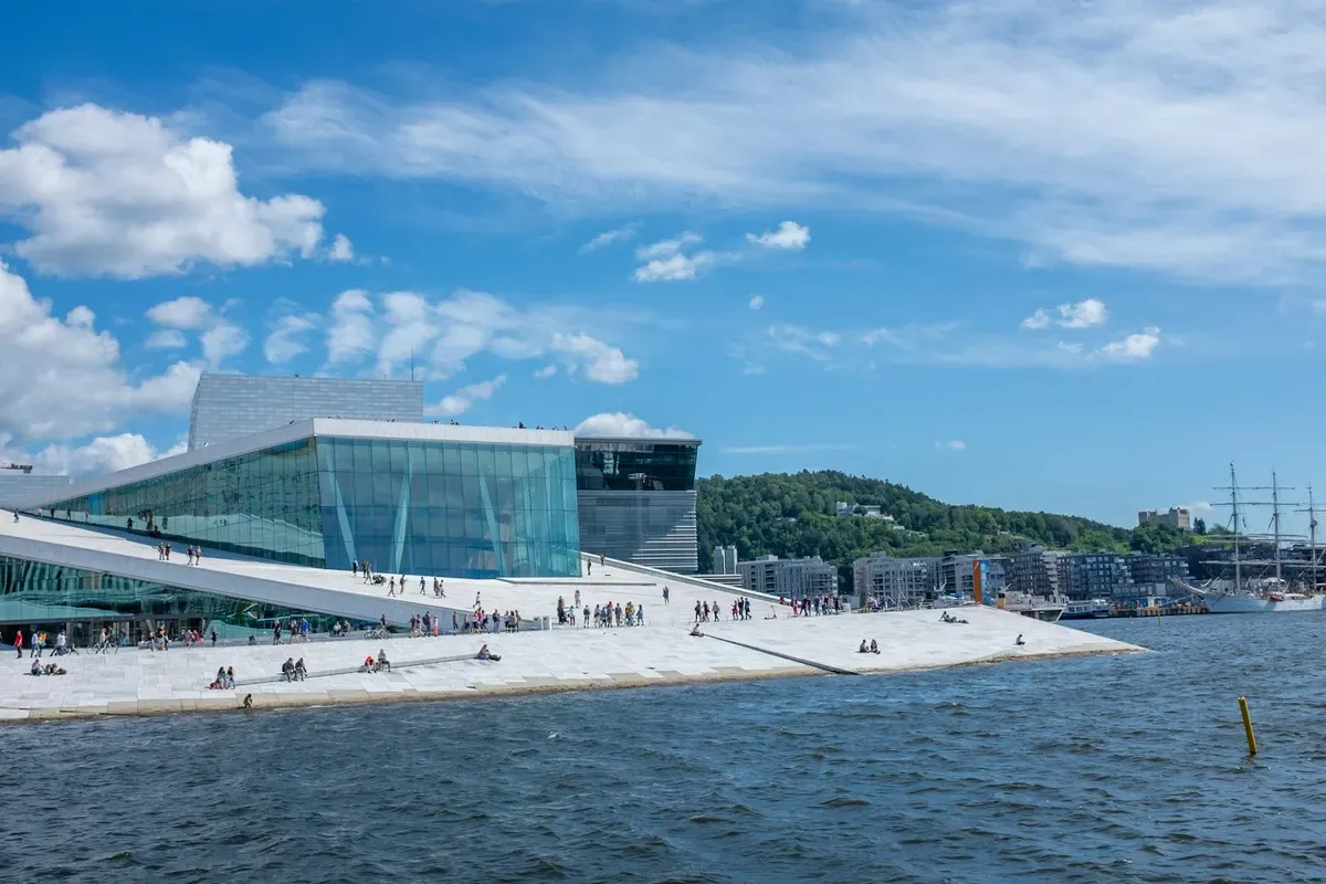 Il Teatro dell'Opera di Oslo sul fiordo, con le persone che camminano sul tetto
