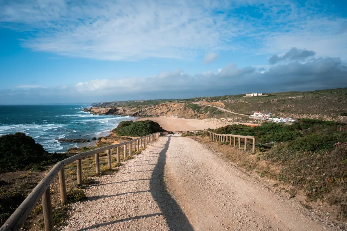 Una strada sterrata sulla costa dell'Algarve, vicino al mare