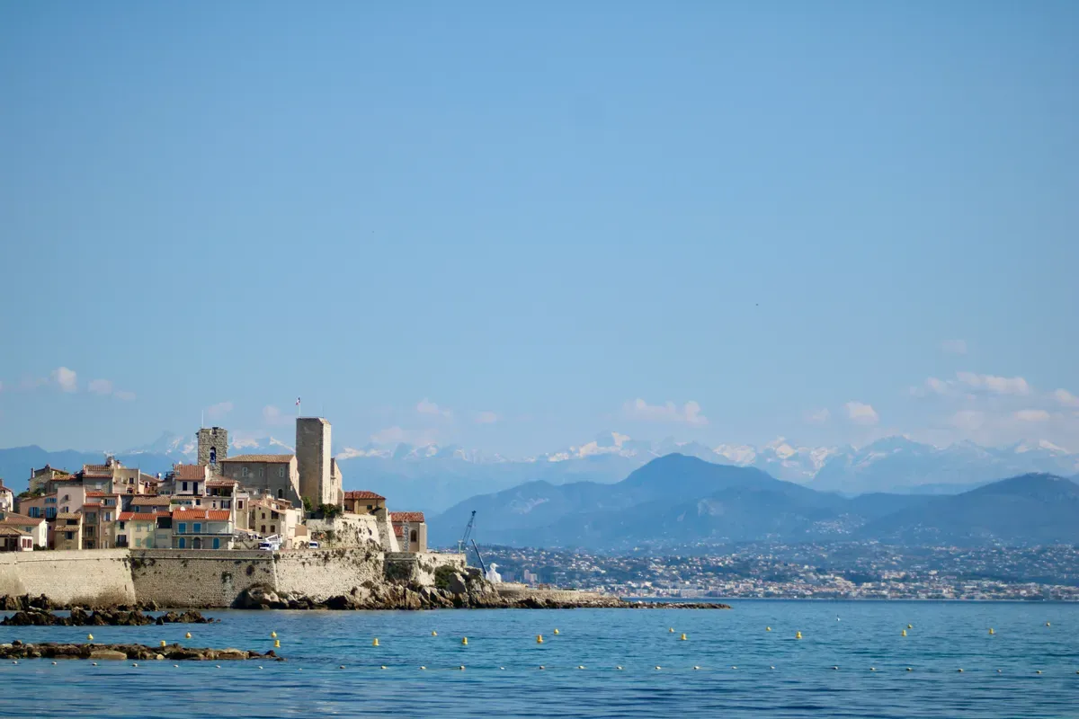 Antibes vista dal mare, con le montagne sullo sfondo