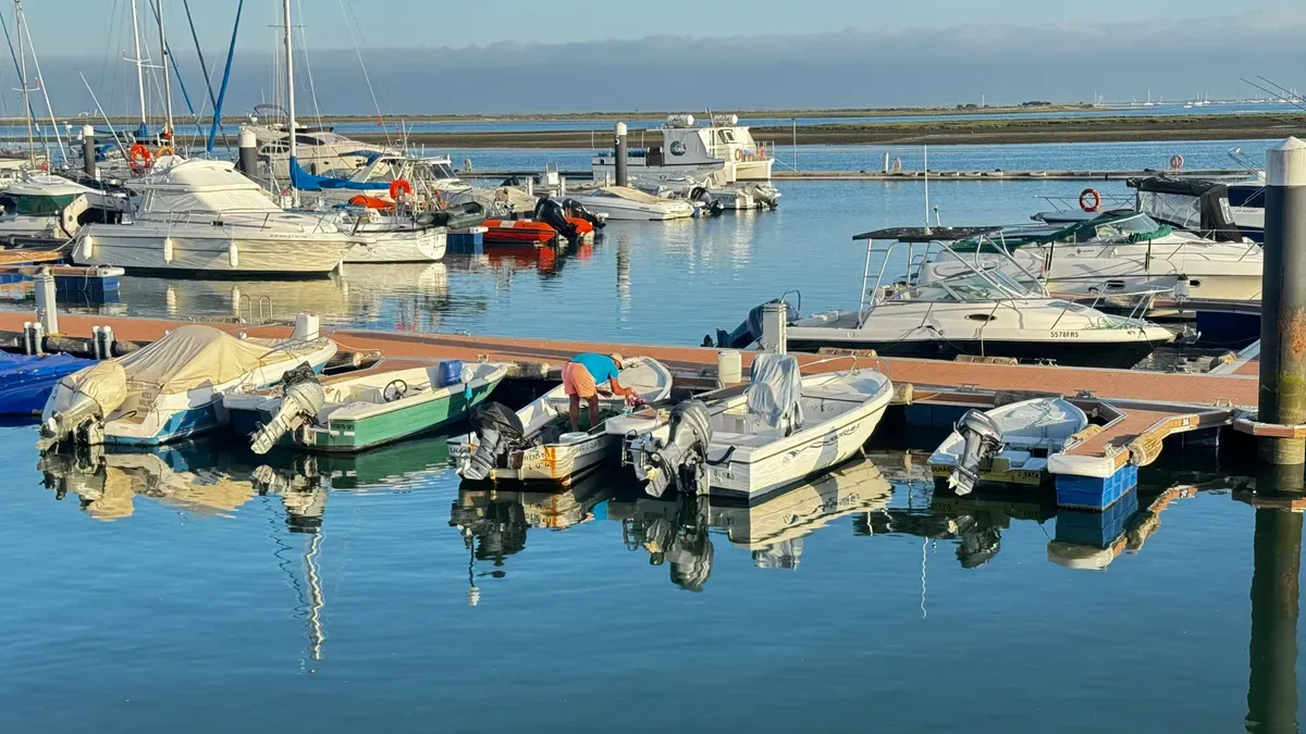 Le barche dei pescatori nel porto di Olhão