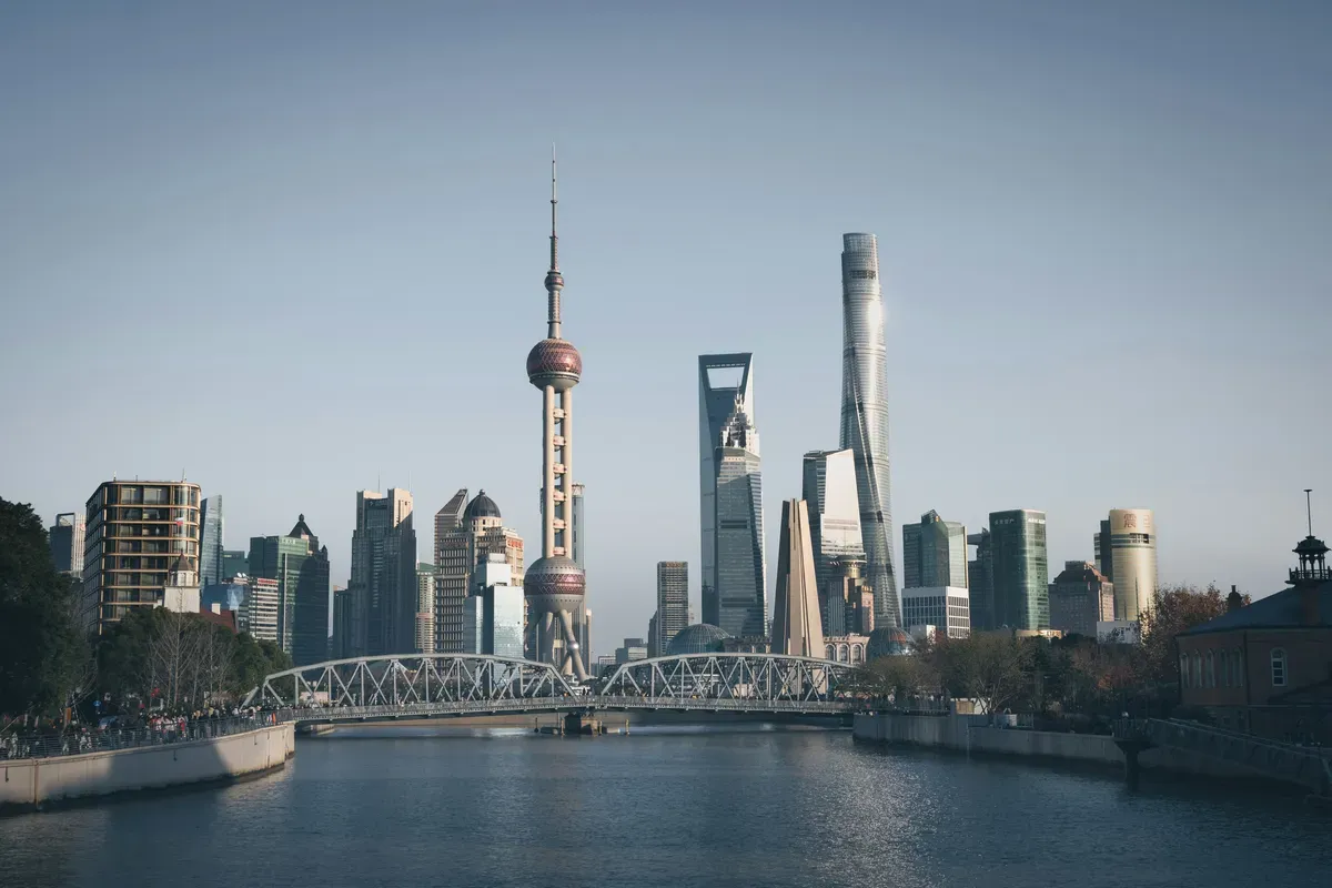 Il ponte Waibaidu sul Suzhou Creek con i grattacieli di Lujiazui sullo sfondo