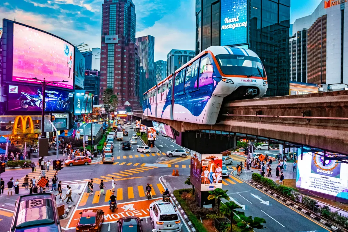Una strada di Kuala Lumpur con la monorotaia