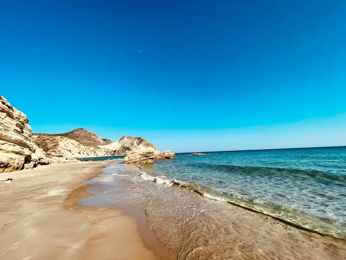 Una spiaggia di sabbia con il mare turchese a Kos
