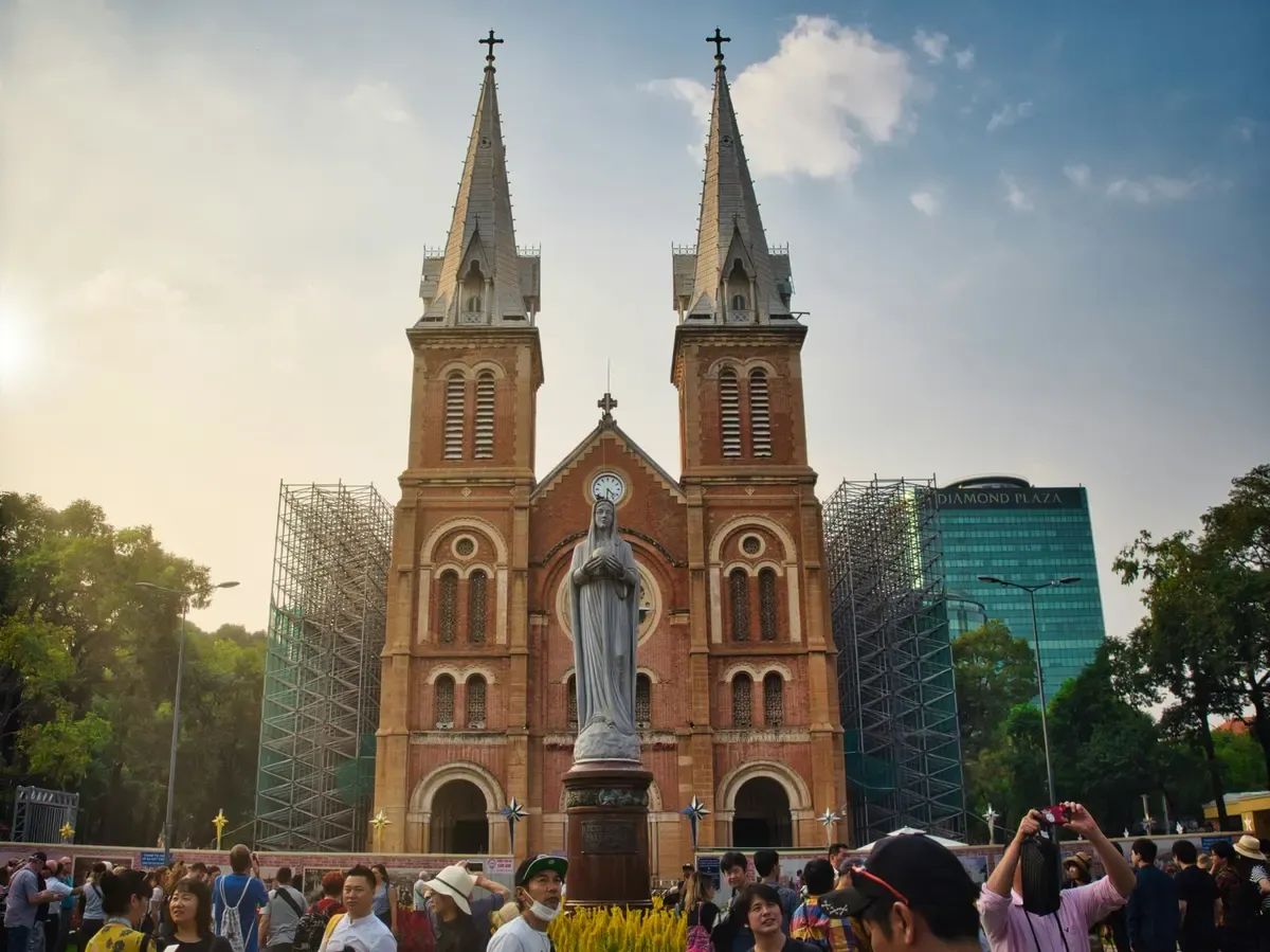 La cattedrale di Notre-Dame di Saigon con la statua della Madonna davanti