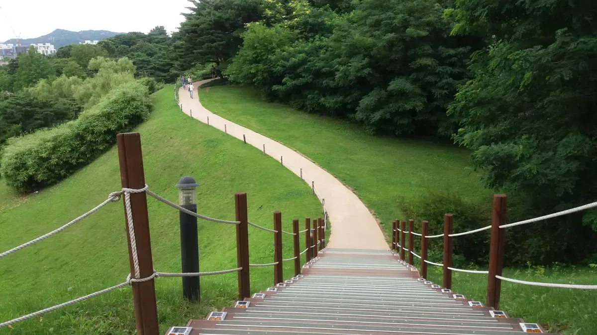 Un vialetto tra i prati e gli alberi in un parco di Seul