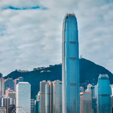 Il grattacielo IFC e lo skyline di Hong Kong sul Victoria Harbour