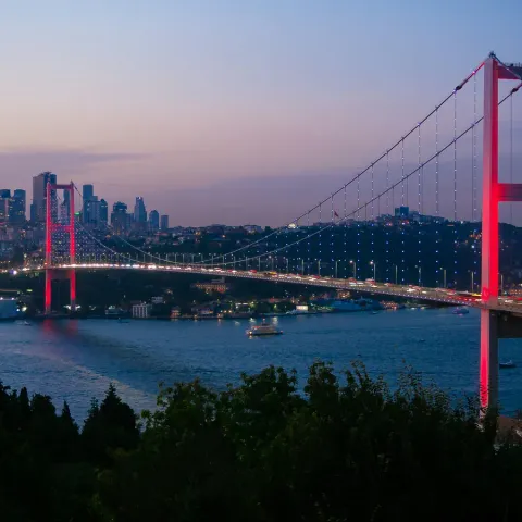 Il ponte sul Bosforo illuminato al tramonto, con lo skyline di Istanbul