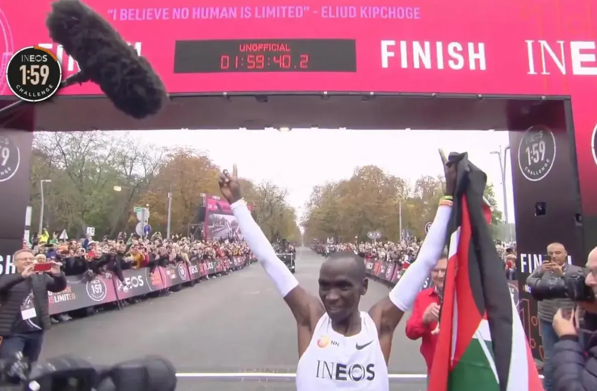 Kipchoge nella storia: corre la maratona in 1:59