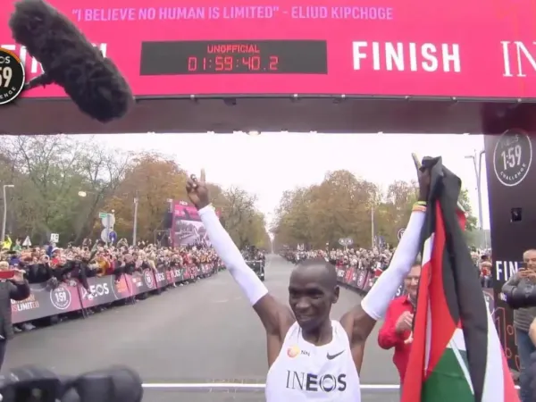 Kipchoge nella storia: corre la maratona in 1:59