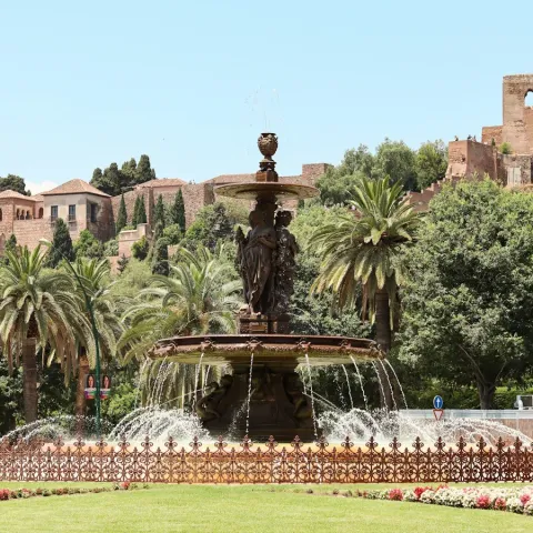 La fontana dei giardini sotto l'Alcazaba di Málaga, tra le palme