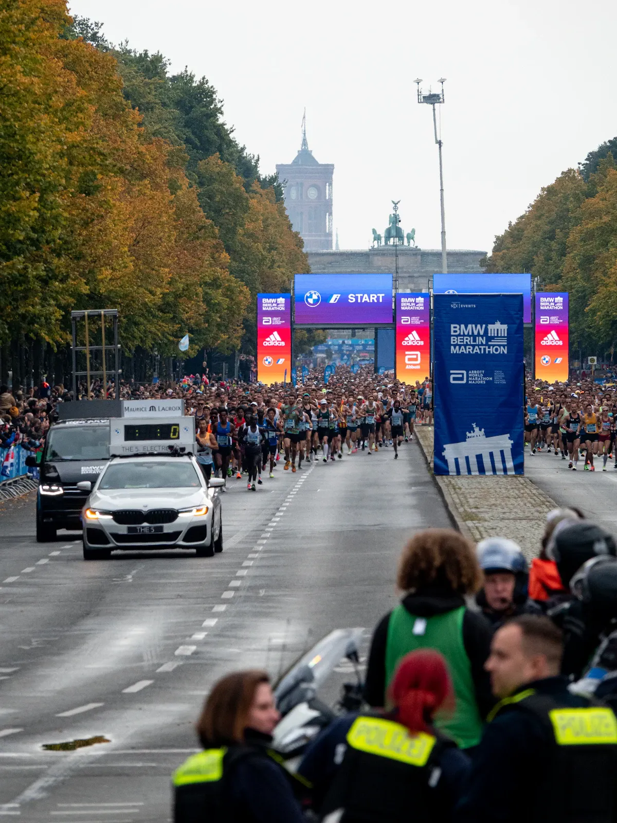 La partenza della maratona di Berlino 2022 su Straße des 17. Juni, con la Porta di Brandeburgo sullo sfondo