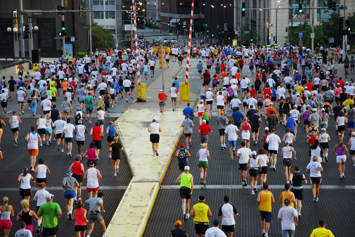 Il gruppo della maratona di Chicago su Columbus Drive, tra i grattacieli