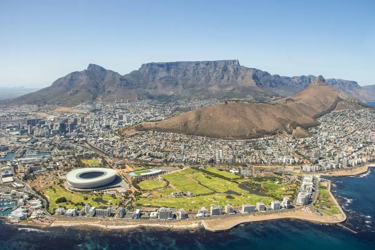 Città del Capo dall'alto, con lo stadio di Green Point, Sea Point e la Table Mountain