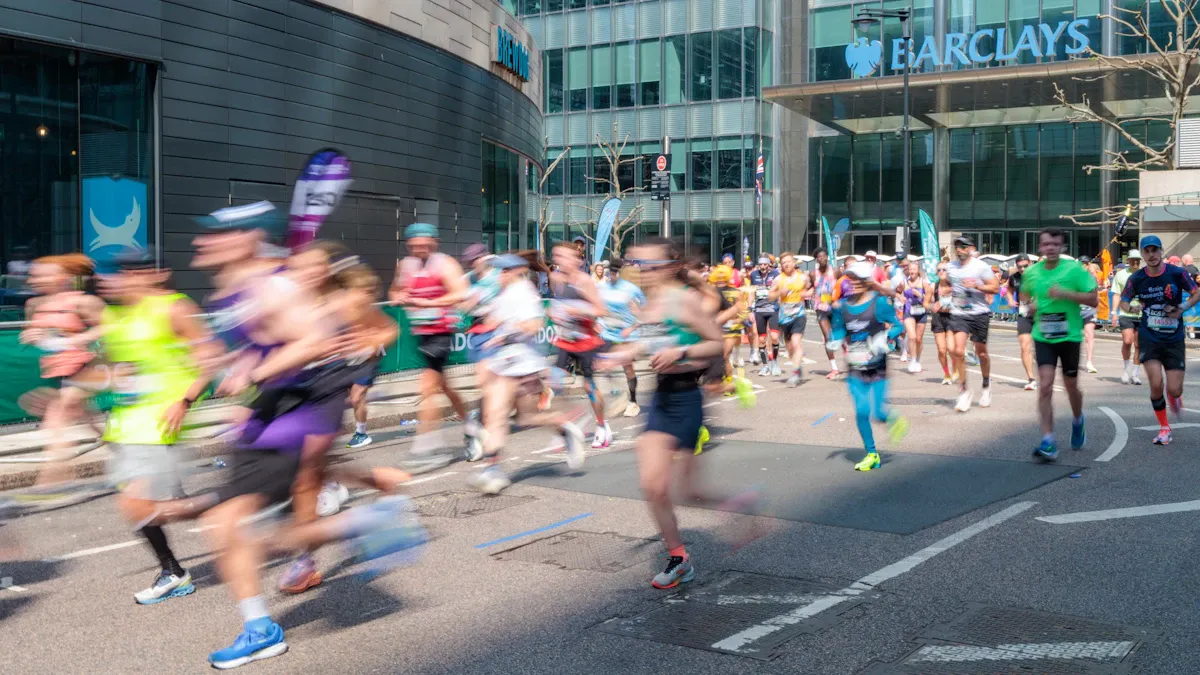Runner della maratona di Londra 2025 tra i grattacieli di Canary Wharf