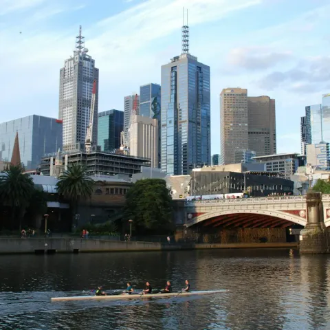 Il Princes Bridge e i grattacieli di Melbourne, con una barca a remi sullo Yarra