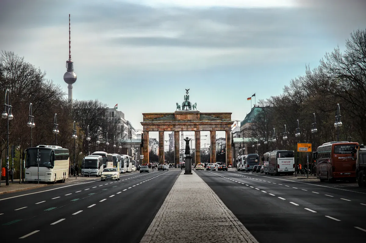 La Porta di Brandeburgo e la torre della televisione di Berlino