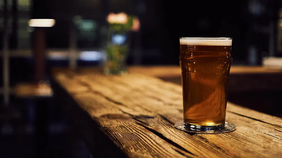 Una birra sul bancone del pub