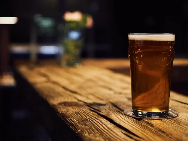 Una birra sul bancone del pub