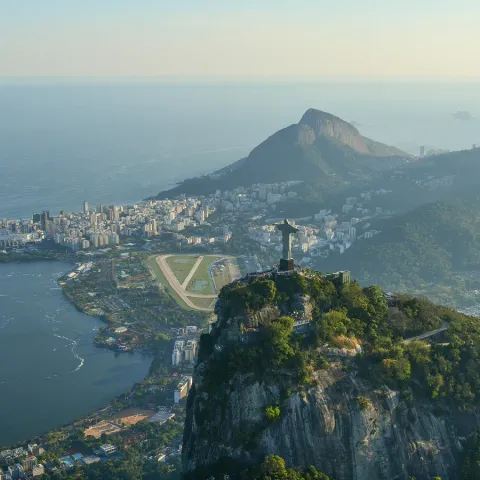 Il Cristo Redentore sopra la Lagoa e le spiagge di Rio de Janeiro