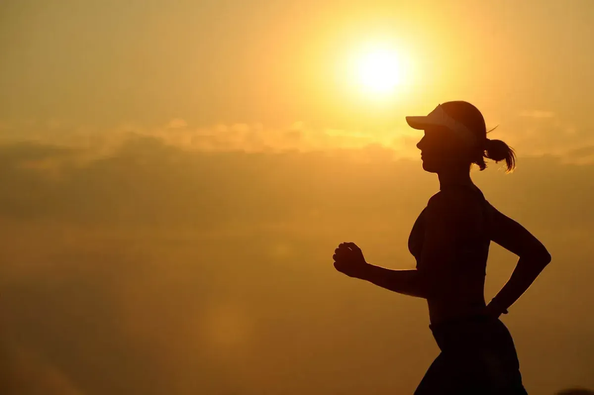 Ragazza che corre sotto il sole