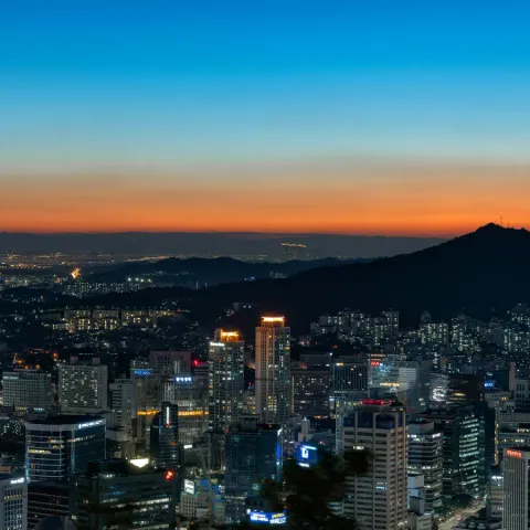 Seul al tramonto, con i grattacieli del centro e le montagne sullo sfondo
