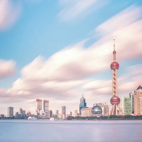 Lo skyline di Lujiazui sul fiume Huangpu, a Shanghai