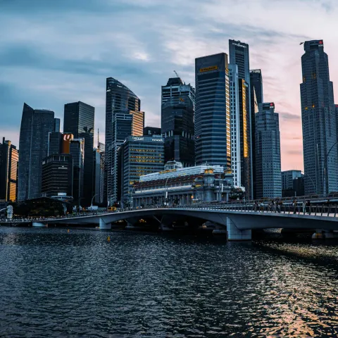 Lo skyline del centro di Singapore al tramonto sulla Marina Bay