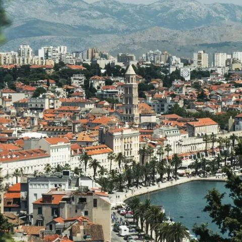 Spalato vista dal Marjan, con il campanile di San Doimo e il porto