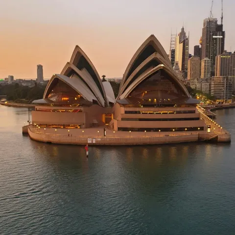 La Sydney Opera House e i grattacieli del centro al tramonto