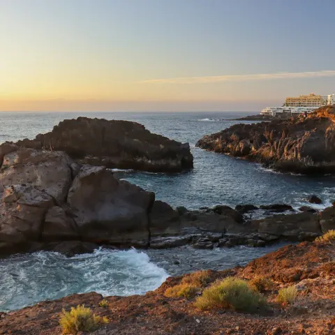 Le rocce vulcaniche sulla costa della Costa Adeje al tramonto