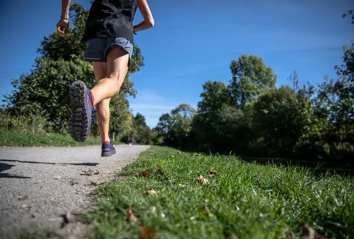 Uomo che corre in un parco