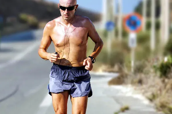 Uomo corre che con il telefono in mano