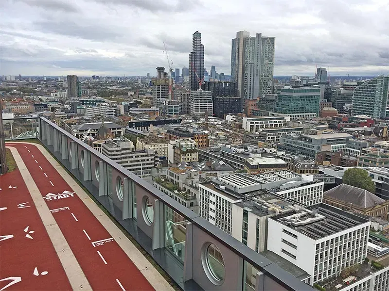 La pista di atletica sul tetto del White Collar Factory a Londra