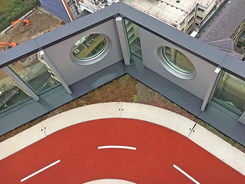 Dettaglio della pista di atletica sul tetto